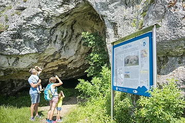 Familie an den Ofnethöhlen