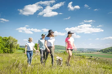 Familie mit Hund gehen spazieren Familie ist im Fokus