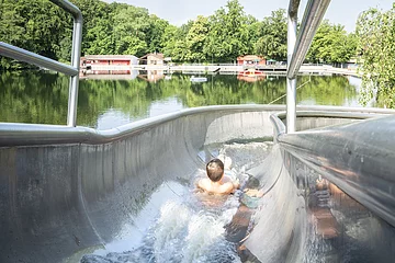 Wasserrutsche am Waldsee