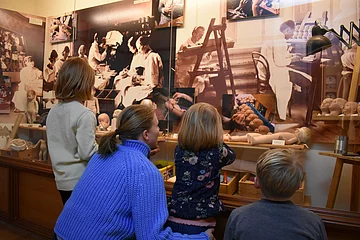 Eine Familie unterwegs im Käthe-Kruse-Puppenmuseum