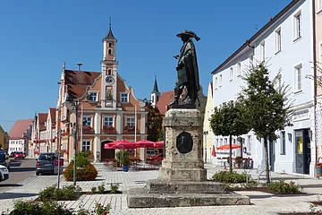 Altstadt von Rain / Rathaus mit Tillydenkmal